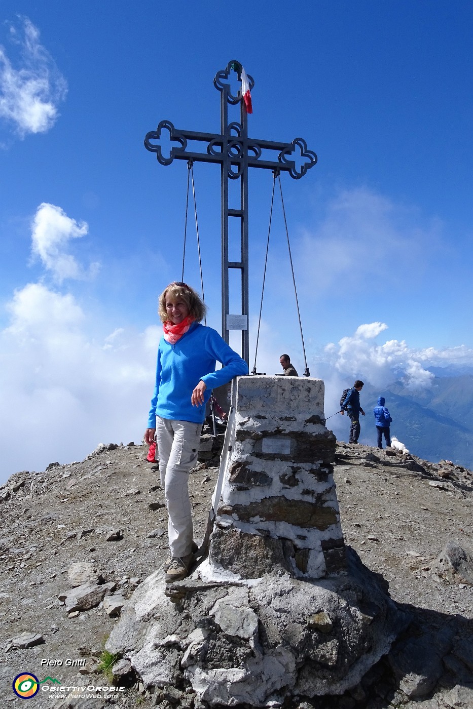 55 Alla croce di vetta del Legnone (2610 m).JPG